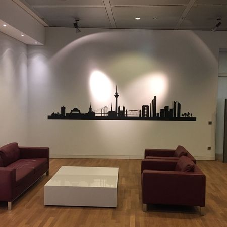 Schablonentechnik in einem Büro Foyer in Düsseldorf ausgeführt von Malerbetrieb Overdreef