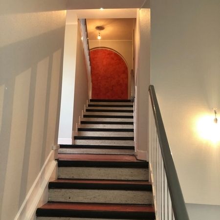 Wischtechnik im Treppenhaus und Holzlackierarbeiten in Essen-Heisingen ausgeführt von Malerbetrieb Overdreef