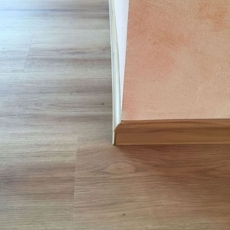 Vinylplanken verlegt im Wohnzimmer ausgeführt von Malerbetrieb Overdreef