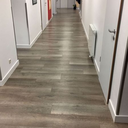 Desinfektionsbeständiger Vinylbelag verlegt in einer Arztpraxis in Oberhausen-Sterkrade ausgeführt von Malerbetrieb Overdreef