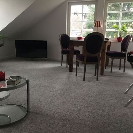 Verlegung eines Teppichbodens in einer Dachgeschosswohnung in Mülheim-Saarn ausgeführt von Malerbetrieb Overdreef