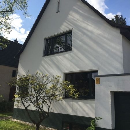 Fassadenanstrich mit Silikonharzfarbe in Düsseldorf-Angermund ausgeführt von Malerbetrieb Overdreef