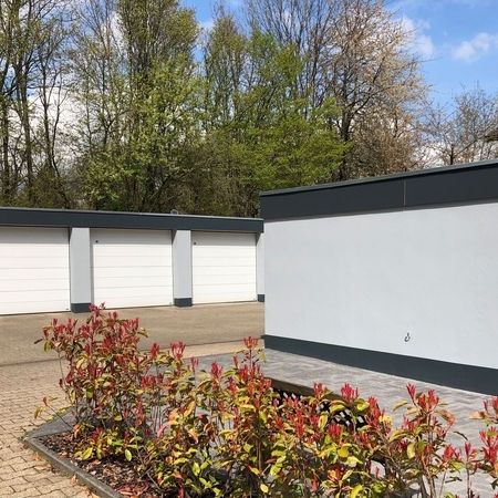Garagenhof Gewebeeinbettung an Putzflächen mit anschließendem Anstrich mit Silikonharzfarbe ausgeführt von Malerbetrieb Overdreef