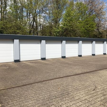 Garagenhof Gewebeeinbettung an Putzflächen mit anschließendem Anstrich mit Silikonharzfarbe ausgeführt von Malerbetrieb Overdreef