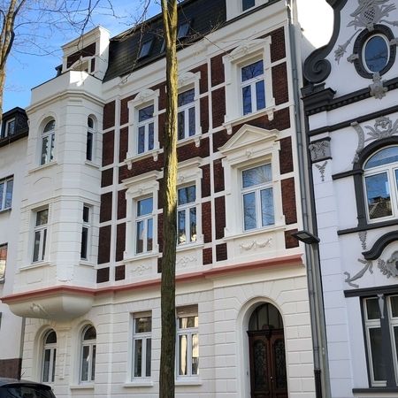 Sanierung einer Stuckfassade mit KEIM Mineralfarben in Oberhausen-Rathausviertel ausgeführt von Malerbetrieb Overdreef